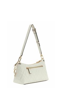 Sac à main synthétique blanc matelassé avec un design incurvé, une bandoulière ajustable et des éléments dorés. Comprend une poche zippée à l'avant et une surface texturée.