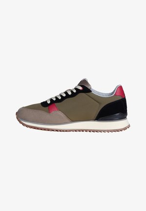Zapatillas con una mezcla de tela beige, verde oliva y negra; suela de goma; acentos texturizados; cordones redondos; detalle rojo en el talón.