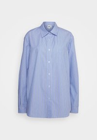 Camisa azul clara, com botões, com riscas verticais brancas e rosas, mangas longas, colarinho pontiagudo e um bolso no peito. Tecido em mistura de algodão.