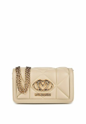 Bolso Love Moschino de cuero acolchado en color crema con asa cadena dorada y emblema dorado en forma de corazón con logo en la solapa delantera.