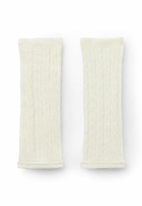 Cremfarbene, gestrickte Armschoner mit einem strukturierten Kabelmuster, gerippten Bündchen und weichem, flauschigem Material. Zwei Teile nebeneinander gezeigt.