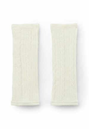 Crème gebreide armwarmers met een getextureerd kabelpatroon, geribbelde manchetten en een zachte, donzige stof. Twee stukken naast elkaar weergegeven.