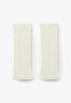 Cremfarbene, gestrickte Armschoner mit einem strukturierten Kabelmuster, gerippten Bündchen und weichem, flauschigem Material. Zwei Teile nebeneinander gezeigt.
