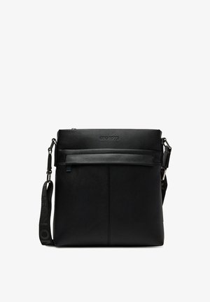 Czarna prostokątna torba na ramię z regulowanym, firmowym paskiem oraz wytłoczonym logo "Gino Rossi" na środku przedniej górnej części.