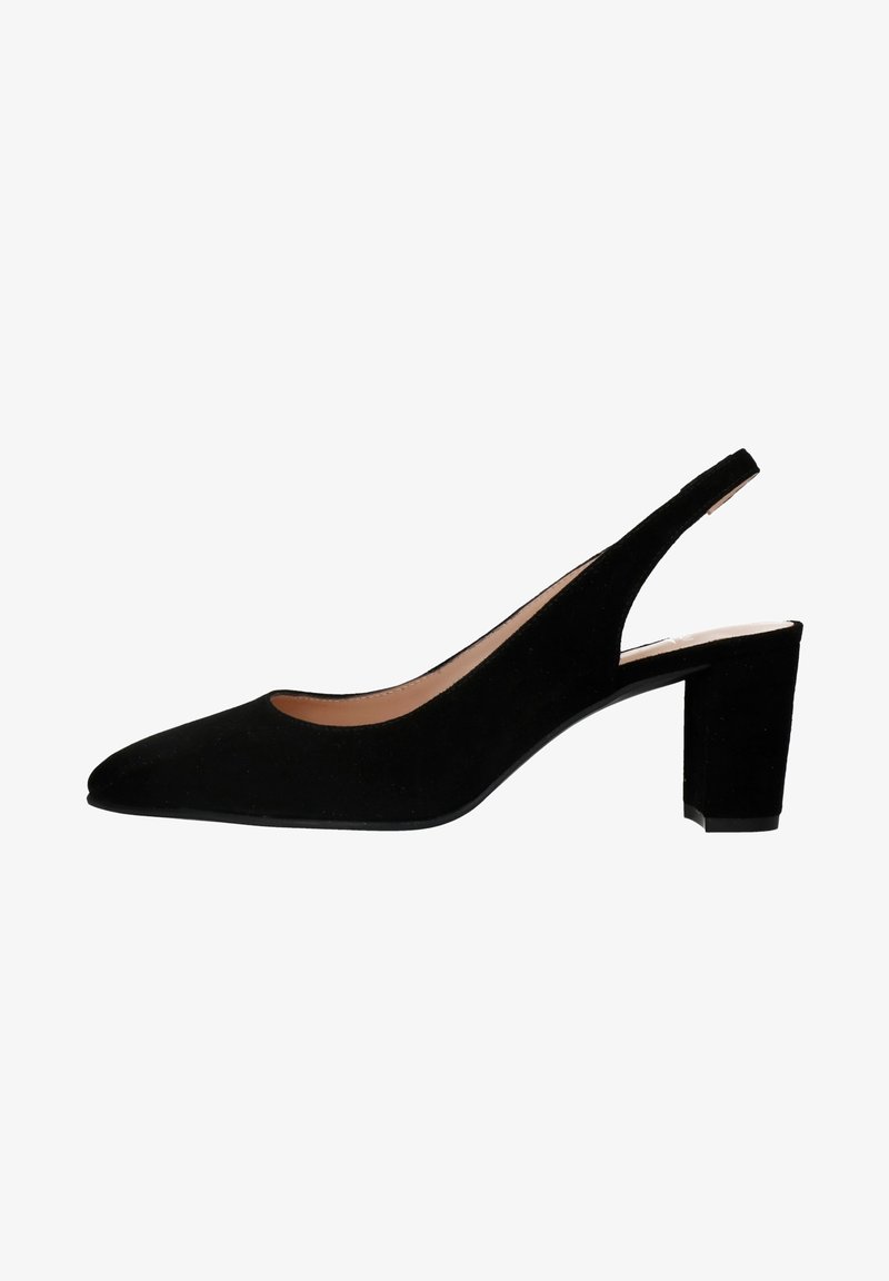 Escarpin slingback en daim noir avec un bout pointu et un talon épais. Caractérisé par un design découpé sur les côtés et une doublure intérieure lisse.