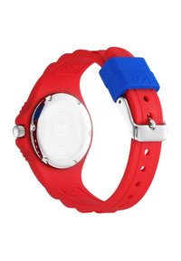 Orologio da polso in silicone rosso con cinturino blu, fibbia argento e retro in acciaio inossidabile, posizionato mostrando il retro e il cinturino.