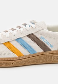 adidas Originals HANDBALL SPEZIAL - Tenisky - cloud white/light blue/earth strata