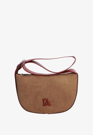 Bolso de hombro de ante marrón con correa y hebilla de cuero, que presenta un logo rojo "DA" en la parte frontal y un cierre de cremallera en la parte superior.