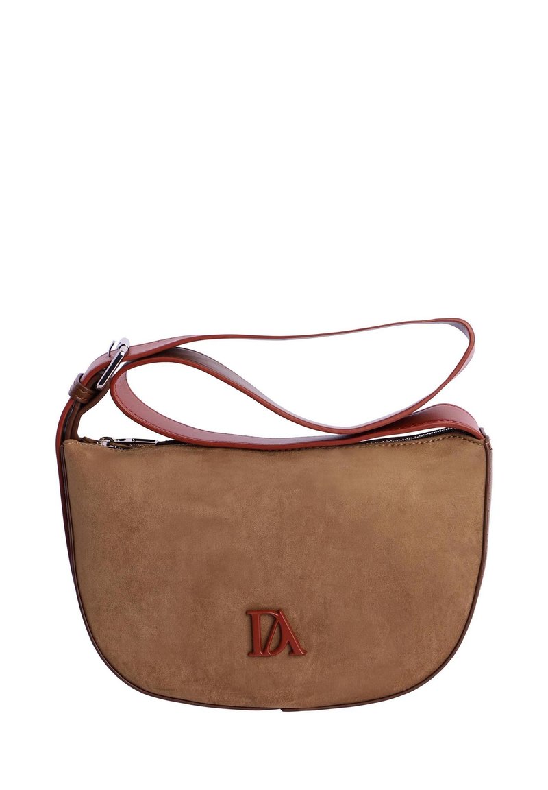 Bolso de hombro de ante marrón con correa y hebilla de cuero, que presenta un logo rojo "DA" en la parte frontal y un cierre de cremallera en la parte superior.