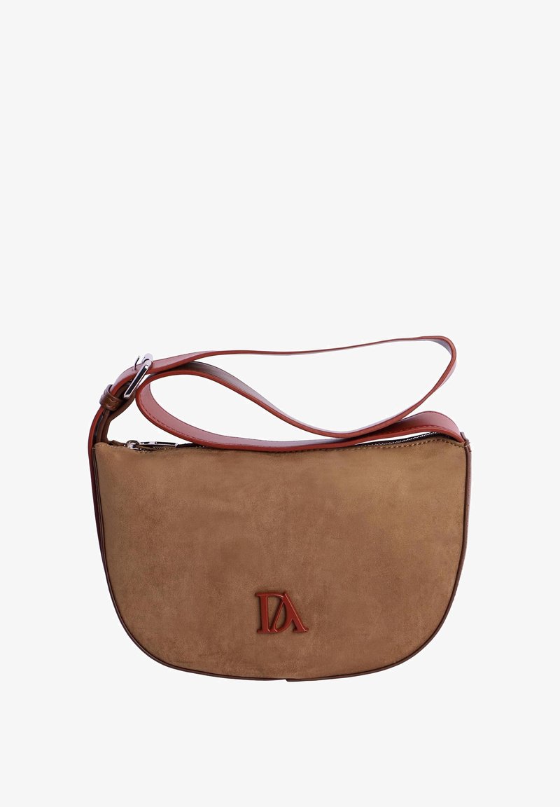 Bolso de hombro de ante marrón con correa y hebilla de cuero, que presenta un logo rojo "DA" en la parte frontal y un cierre de cremallera en la parte superior.