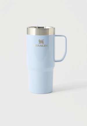 Gobelet de voyage en acier inoxydable bleu clair avec poignée, bord argenté, couvercle transparent et logo Stanley à l’avant sur fond blanc.