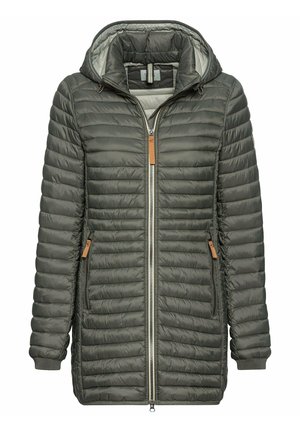 Polstret lang jakke i mørkegrøn genanvendt materiale, med hætte, lynlåslukning, sidelommer og struktureret quiltet design.