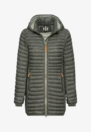 Gepolsterte lange Jacke aus dunkelgrünem recyceltem Material mit Kapuze, Reißverschluss, Seitentaschen und strukturiertem Steppmuster.