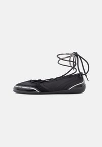 Μαύρα μπαλαρίνα με υφασμένη επάνω επιφάνεια και σχέδιο με κορδόνια. Διακριτικές ασημί λεπτομέρειες και μαλακή λαστιχένια σόλα για ευκαμψία.