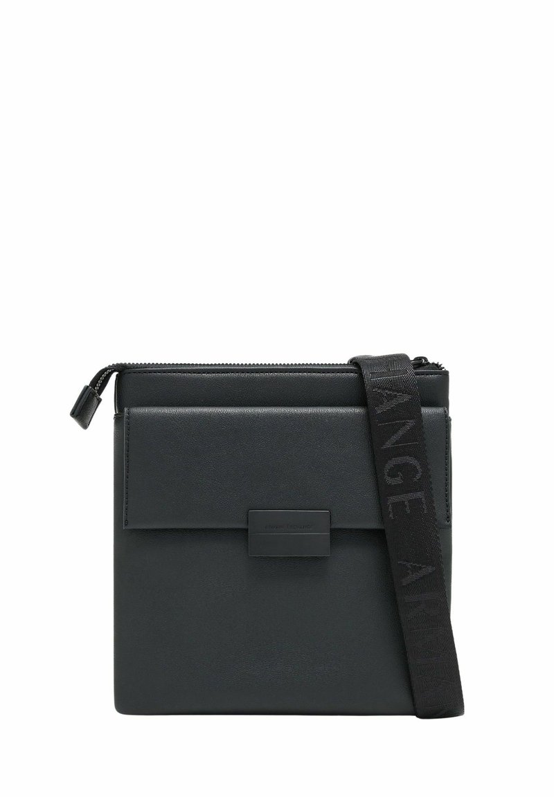 Borsa a tracolla nera realizzata in pelle liscia, con chiusura a zip, patta frontale e una tracolla in tessuto con testo impresso. Forma quadrata, design minimale.