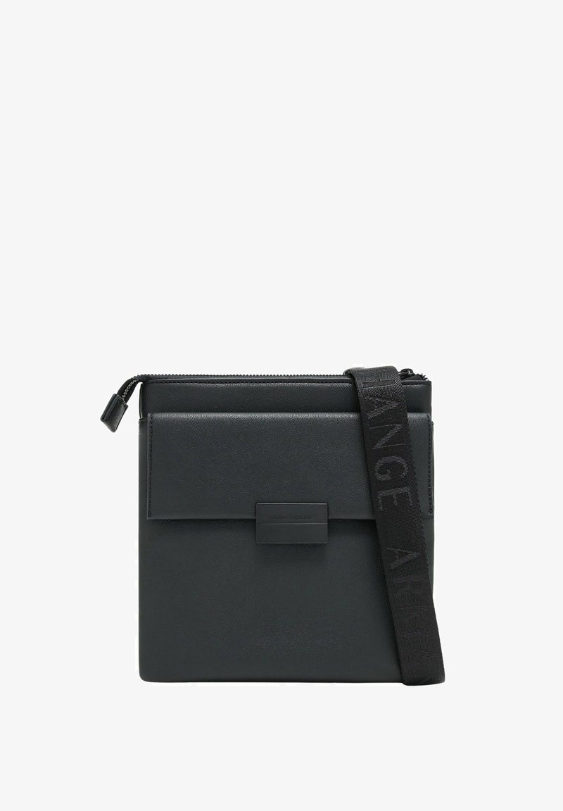 Borsa a tracolla nera realizzata in pelle liscia, con chiusura a zip, patta frontale e una tracolla in tessuto con testo impresso. Forma quadrata, design minimale.