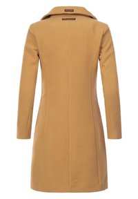 Manteau long en laine couleur chameau avec un col structuré, des coutures ajustées et des manches longues, vu de dos.