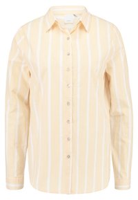 Camisa de botones de rayas amarillas y blancas con mangas largas, un cuello y una tela ligeramente texturizada. Presenta botones transparentes en el frente.