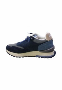 Sneaker in suede e mesh blu navy con collarino imbottito, dettagli blu e cap per heel di un colore beige chiaro. Presenta una suola in gomma testurizzata per una maggiore aderenza.