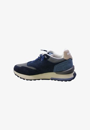Sneaker in suede e mesh blu navy con collarino imbottito, dettagli blu e cap per heel di un colore beige chiaro. Presenta una suola in gomma testurizzata per una maggiore aderenza.