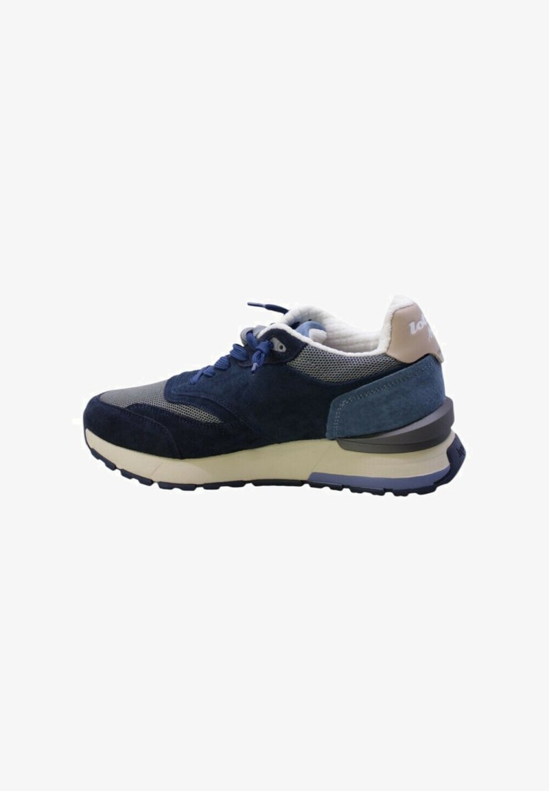 Sneaker in suede e mesh blu navy con collarino imbottito, dettagli blu e cap per heel di un colore beige chiaro. Presenta una suola in gomma testurizzata per una maggiore aderenza.