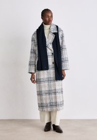 Tommy Hilfiger ESSENTIAL FLAG SCARF - Huivi - space blue