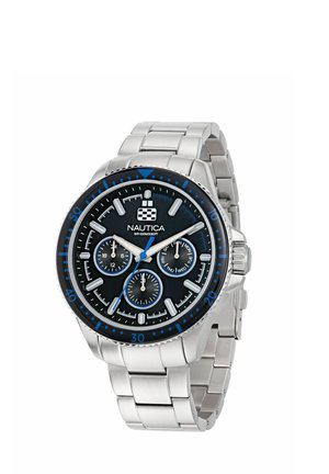 Rustfrit stål ur med sort urskive, blå detaljer, kronograf underurer og en rund bezel. Den har et metalledsarmbånd.