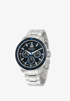 Rustfrit stål ur med sort urskive, blå detaljer, kronograf underurer og en rund bezel. Den har et metalledsarmbånd.