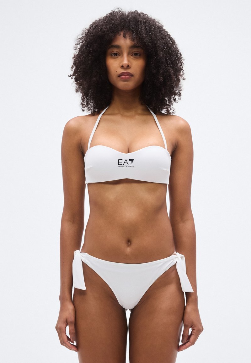 Σετ λευκό μπικίνι με τοπ μπαντό με τύπωμα λογότυπου και προσαρμόσιμα εσώρουχα μπικίνι με δέσιμο στο πλάι. Λεία υφή, λιτός σχεδιασμός.