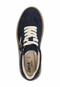 Marineblaues Wildleder-Sneaker mit weißen Schnürsenkeln, seitlichem Reißverschluss, hellbrauner Sohle und gepolstertem Innenbereich. Branding auf der Innensohle. Klassisches athletisches Design.