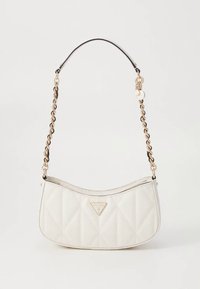 Quiltet hvit håndveske med buet form, gullfarget kjedestropp og en trekantet logodetalj foran. Glatt tekstilfinish.