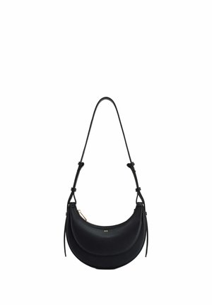 Sac d'épaule en cuir noir en forme de croissant avec bandoulière réglable et petite tirette dorée sur la poche avant supérieure.