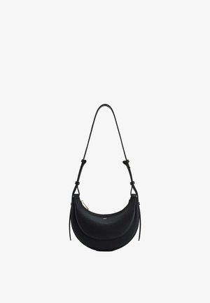 Sac d'épaule en cuir noir en forme de croissant avec bandoulière réglable et petite tirette dorée sur la poche avant supérieure.