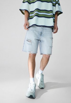 Bershka DESTROYS - Farmer rövidnadrágok - light blue