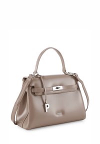Beige leren handtas met een slank profiel, bovenhandvat, afneembare schouderband, zilverkleurige hardware en een klein hangend sieraad.