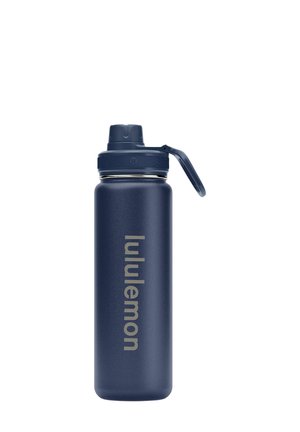 Wysoka butelka na wodę Lululemon w kolorze granatowym z matowym wykończeniem, z zamykanym na zatrzask korkiem i uchwytem do przenoszenia, pionowe logo z przodu.