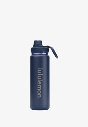 Wysoka butelka na wodę Lululemon w kolorze granatowym z matowym wykończeniem, z zamykanym na zatrzask korkiem i uchwytem do przenoszenia, pionowe logo z przodu.