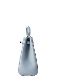 Svijetloplava kožna torba s strukturiranim, trokutastim oblikom. Ima ručku na vrhu i metalne akcentne detalje. Glatka textura.