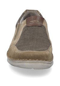 Wsuwane buty z brązowego zamszu i siateczkowymi elementami. Posiadają brązowy skórzany akcent na pięcie oraz teksturowaną gumową podeszwę.