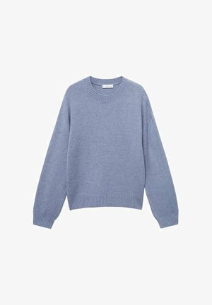 Maglione lavorato a maglia azzurro chiaro con maniche lunghe, orli a coste, orlo e scollatura disteso su uno sfondo bianco.