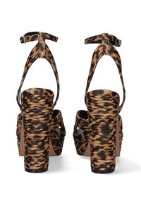 Zapatos de tacón de plataforma con estampado de leopardo y textura trenzada, en una combinación de colores negro y marrón, con correas en el tobillo y tacones gruesos.