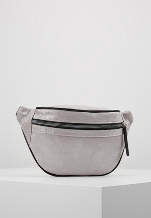 Hellgraue Velours-Ledergürteltasche mit schwarzem Reißverschluss und Besatz, präsentiert auf einem weißen Podest vor einem schlichten grauen Hintergrund.