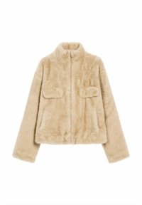 Beżowa kurtka z sztucznego futra z zamkiem błyskawicznym, wysokim kołnierzem i dwiema przednimi kieszeniami, o skróconym kroju i miękkiej fakturze.