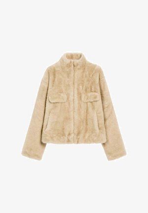 Beżowa kurtka z sztucznego futra z zamkiem błyskawicznym, wysokim kołnierzem i dwiema przednimi kieszeniami, o skróconym kroju i miękkiej fakturze.