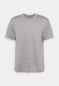 Grå kortärmad t-shirt gjord av texturerad polyester, med rundad halsringning och en avslappnad passform med sömmar.