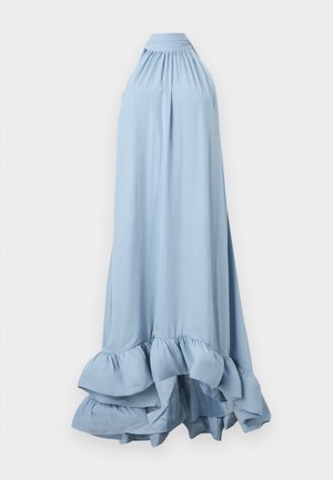 Lyseblå ermeløs halterkjole med høy utringning og rysjekant, flytende stoff og detaljer med rynker ved midjen.