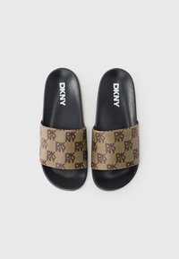 Sandale tip șlapi DKNY cu o curea maro din pânză cu imprimeu repetat al logo-ului, talpă din cauciuc negru și design cu vârf deschis.