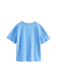 T-shirt bleu clair à manches courtes et col rond vu de dos sur fond blanc.