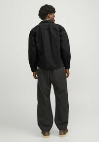 Jack & Jones Leichte Jacke - black