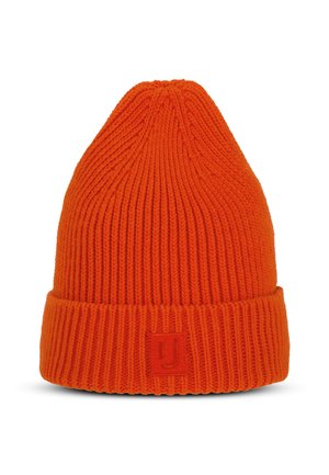Cappello beanie lavorato a maglia arancione con orlo piegato, caratterizzato da costine verticali e una superficie strutturata, arricchito da un piccolo badge con logo sul lato.